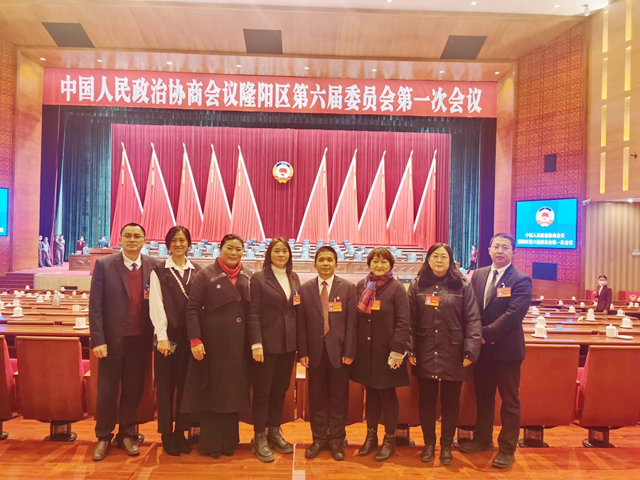 图为区委统战部领导与致公党政协委员合影留念 (2)